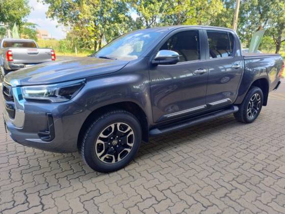 TOYOTA HILUX 2.8 D-4D TURBO DIESEL CD SRX 4X4 AUTOMÁTICO